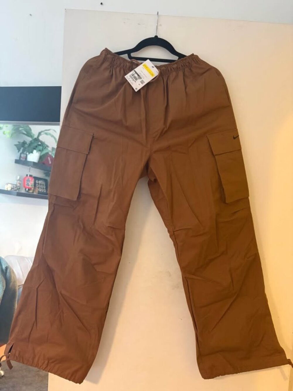 Nike Sportswear Women's Mid-Rise Oversized Woven Cargo Pants (Small)